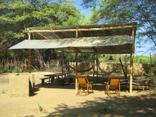 卡诺阿斯德蓬萨尔Camping Matufa Mancora的野餐棚,带椅子和野餐桌