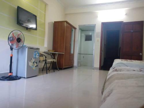 头顿Motel Thanh Huyền的一间卧室设有风扇和冰箱。