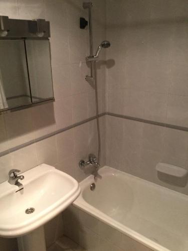 莫莱拉Apartment Kristal Mar的浴室配有盥洗盆、卫生间和浴缸。