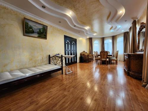 查克维Villa in Chakvi的客厅配有沙发和桌子