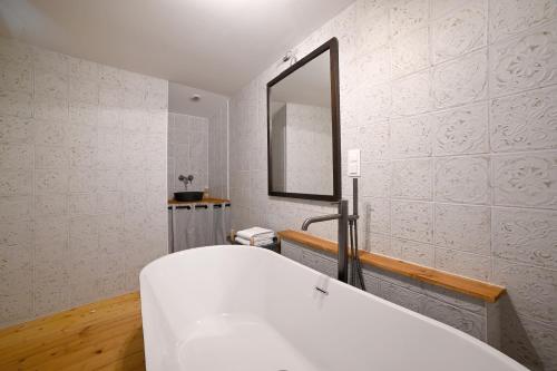 La Mothe-Saint-HérayMas des Gourmands的浴室配有白色浴缸和镜子