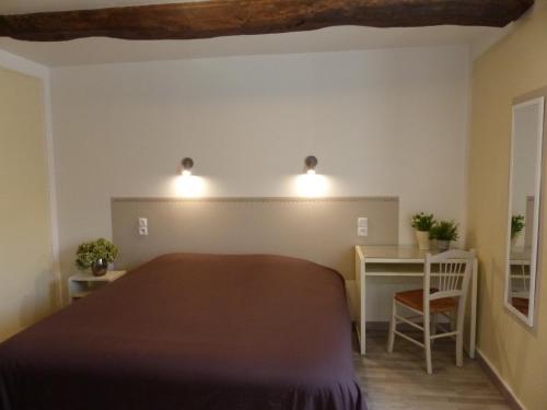 Saint-Ferréol-Trente-Pas特伦特帕斯住宿加早餐旅馆的一间卧室配有一张大床和一张书桌