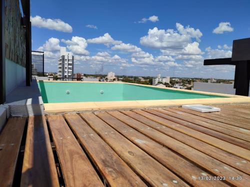 科连特斯BL CALLE CATAMARCA的建筑物屋顶上的游泳池