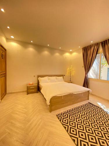 欧拉فيلا آفيري Aviary villa的一间卧室设有一张大床和一个窗户。
