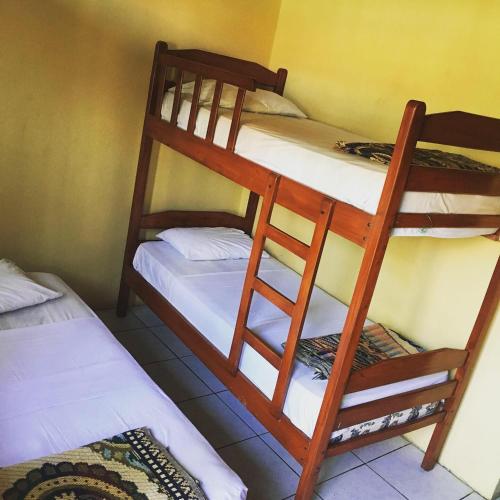 洛佩斯港Hostal Machalilla的一间客房内配有两张双层床的房间