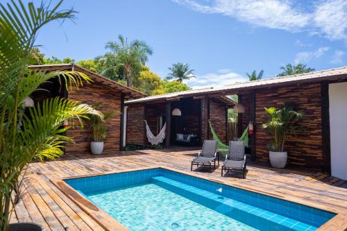 马劳Akua Bungalows的一个带游泳池和房子的后院
