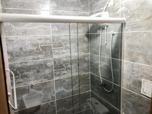 弗洛里亚诺波利斯Voila Hostel的带淋浴的浴室和玻璃门
