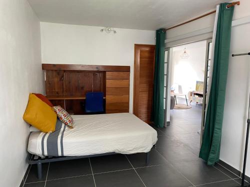 皮特尔角城Appart cosy à Pointe-à-Pitre的一间卧室设有一张床和一个滑动玻璃门