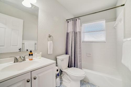 圣安东尼奥Texas Dreams的白色的浴室设有卫生间和水槽。
