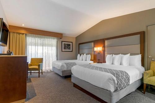 吉尔罗伊森林公园贝斯特韦斯特普拉斯酒店 的酒店客房设有两张床和电视。