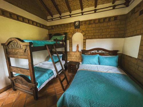 拉基拉Posada María del Carmen的一间卧室配有两张双层床和一张床