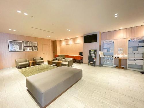 札幌札幌薄野微笑尊贵酒店的一间医院间,配有床和椅子以及电视