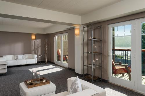 乔治湖乔治湖万怡酒店的一间带白色家具的客厅和一个阳台