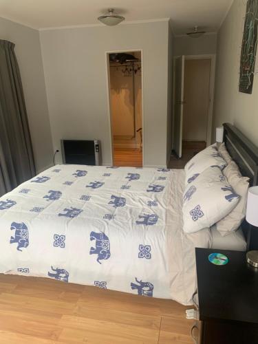惠灵顿Robert ST Newlands的一间卧室配有蓝色和白色床单