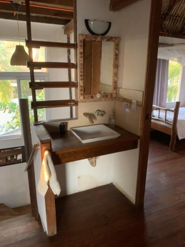 蒙特里科Cabo tortugas - casa的一间带水槽和一张双层床的浴室