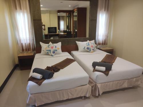 奥南海滩Baan Thara Guesthouse的两张位于酒店客房的床,配有毛巾