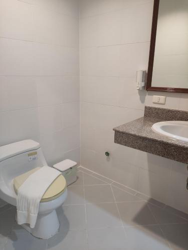 奥南海滩Baan Thara Guesthouse的白色的浴室设有卫生间和水槽。