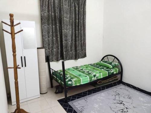 BalingSacha Permai Homestay的一间设有床的房间,房间带窗帘