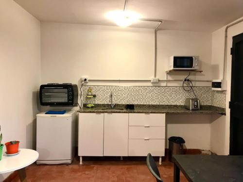 科尔多瓦Departamento privado en Casa Barranca Yaco的厨房配有台面和微波炉