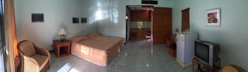 Ban Nong Ban KaoBaan Boonsang Pranburi บ้านบุญสร้าง ปราณ的一间卧室配有一张床和一台电视。