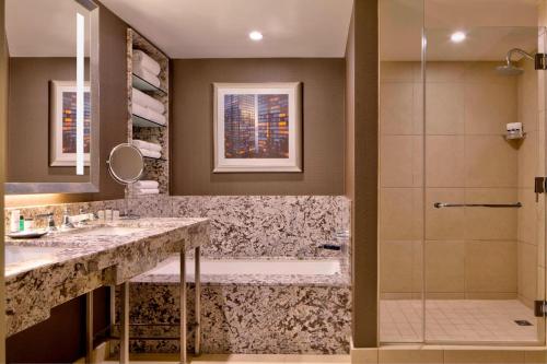 纽约纽约时报广场喜来登酒店的带淋浴、浴缸和盥洗盆的浴室