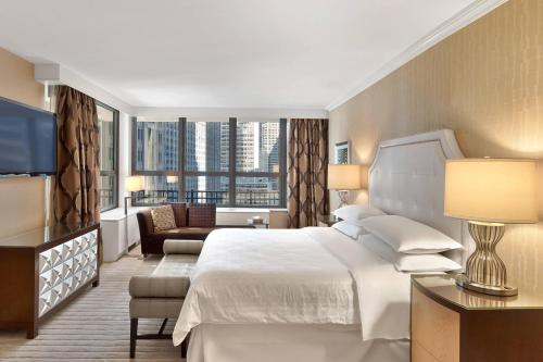 纽约纽约时报广场喜来登酒店的酒店客房设有一张床和一个大窗户