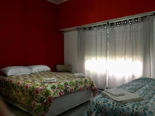 蒂格雷Casa de Tigres的一间卧室设有两张床和窗户。