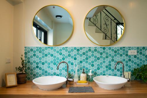 小琉球岛Lixia Hostel 立夏旅宿 的浴室设有2个水槽和2面镜子