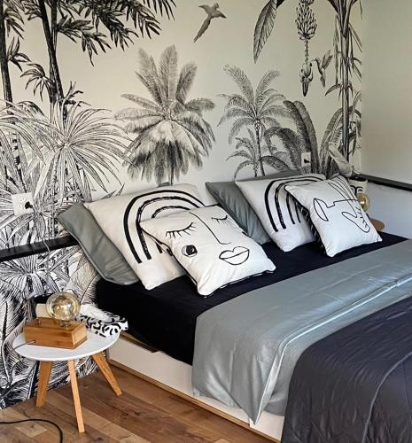 CormondrecheLaCabane的一间卧室配有一张棕榈树壁画床
