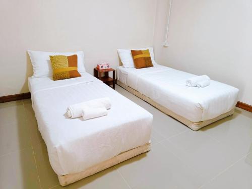 尖竹汶Baan PhakDeeChan的一间设有两张床铺和毛巾的房间