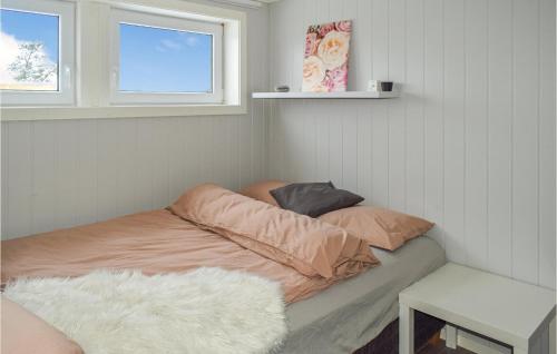 桑讷菲尤尔Stunning Home In Sandefjord With Jacuzzi的一间小卧室,配有床和窗户