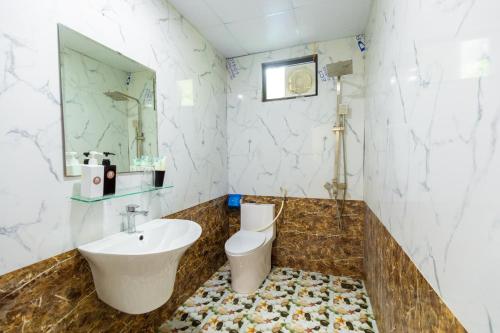 吉婆岛Victor Charlie Hostel的一间带水槽、卫生间和镜子的浴室