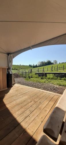 TieltSheepinn de geul的帐篷设有享有田野景致的木甲板