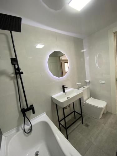 库塔伊西ART HOUSE 33的带浴缸、盥洗盆和卫生间的浴室