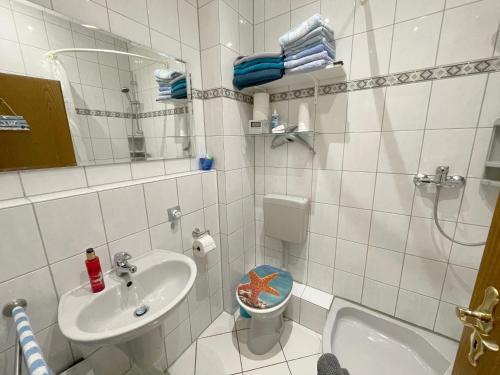 汉诺威Attraktive 3 Zimmer Wohnung in Toplage,Nähe Messe的白色的浴室设有水槽和卫生间。