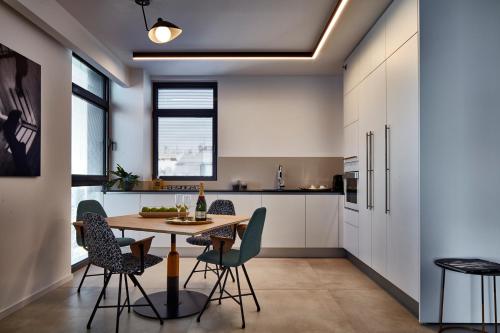 特拉维夫Renoma Apartments的厨房以及带桌椅的用餐室。