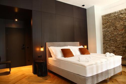 波普拉德Welkam的卧室配有带棕色枕头的大型白色床