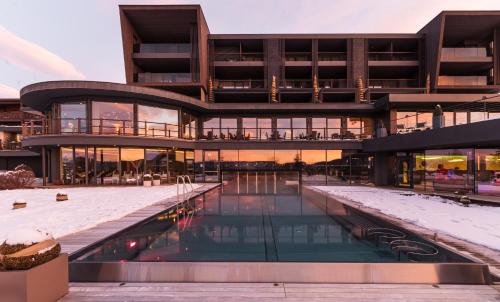 阿维兰奥米拉贝尔小屋酒店的一座大型建筑,前面设有一个游泳池