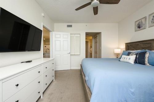 代托纳海滩Unit 2320 Ocean Walk - 2 Bedroom Ocean View的一间卧室配有一张床和一台平面电视