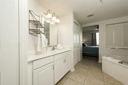 代托纳海滩Unit 2320 Ocean Walk - 2 Bedroom Ocean View的浴室配有盥洗盆、镜子和浴缸