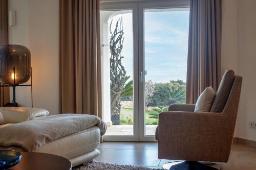 贝纳吉Villa Tocana的带沙发和滑动玻璃门的客厅