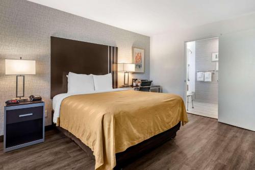 伯班克伯班克机场品质酒店的酒店客房设有一张大床和一间浴室。