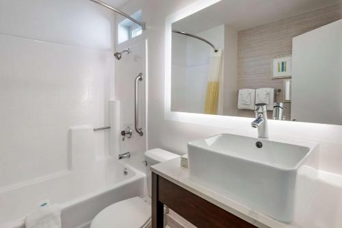 伯班克伯班克机场品质酒店的一间带水槽、卫生间和镜子的浴室