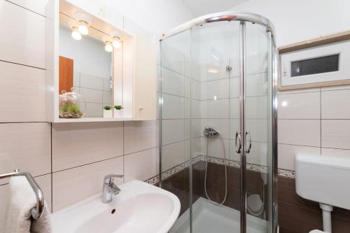 普契什查BENTO apartment - best VIEW on town and sea的一间带玻璃淋浴和水槽的浴室