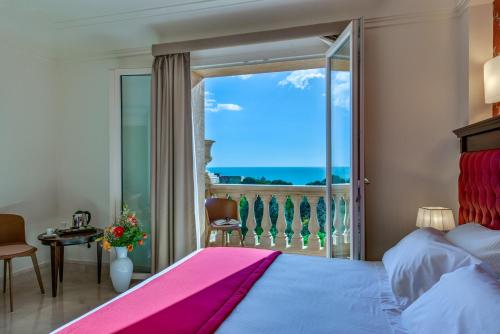 夏卡La Paloma Blanca Hotel的一间卧室配有一张床,享有海景