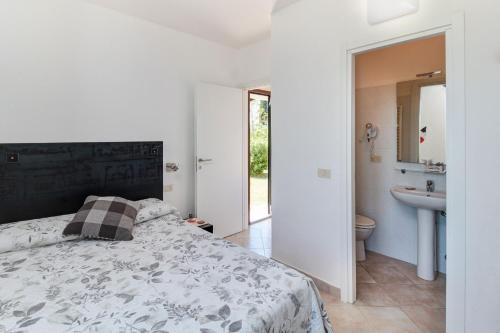 马利亚诺因托斯卡纳Artemisia negli ulivi b&b的一间卧室配有一张床,浴室设有水槽