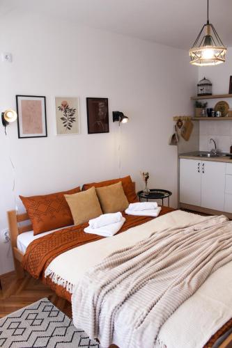 弗拉涅Bohome studio sa terasom - FREE PARKING的一间卧室配有一张带毯子的大床