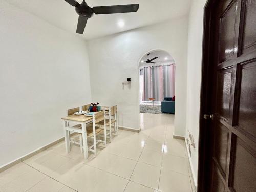 大山脚Cozy 288 Entire 3 bedroom House @ Alma Bukit Mertajam的走廊设有桌子和用餐室