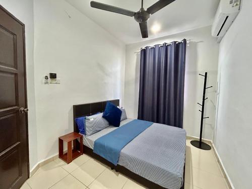 大山脚Cozy 288 Entire 3 bedroom House @ Alma Bukit Mertajam的一间卧室配有一张床和吊扇