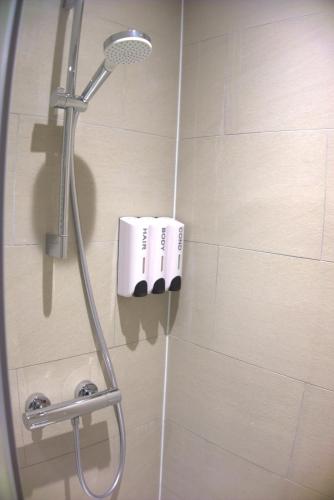 伦敦Abbey Point Hotel的浴室内配有淋浴和头顶淋浴